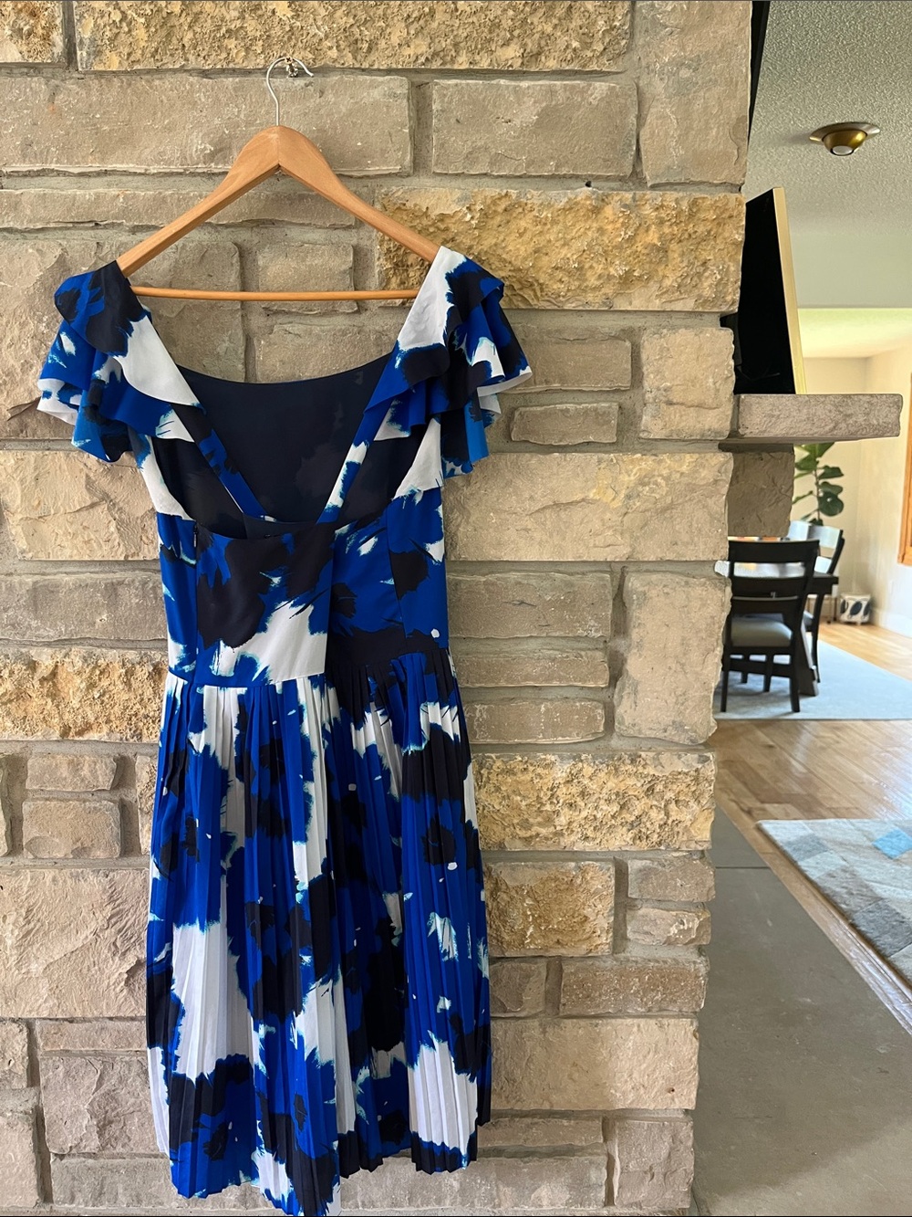 Banana Republic Blue, Black, and White Floral Print Pleated Dress Size 14 - Picture 11 of 15